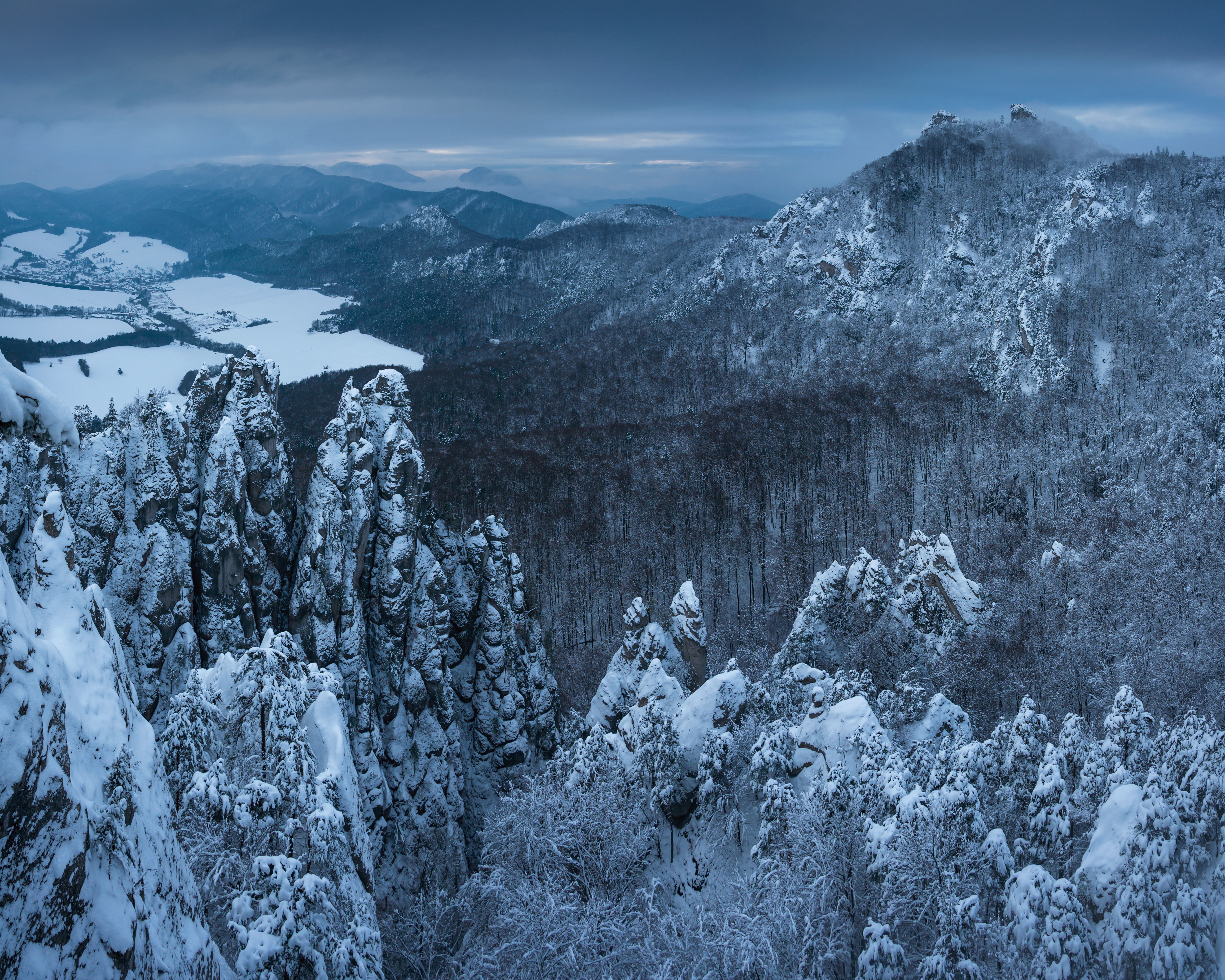 Súľovské skaly v zime , Strážovske vrchy a  Hrad Súľov
